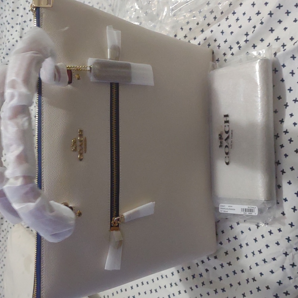 Coach Galleria Tote And Long Wallet - Picture 4 of 6